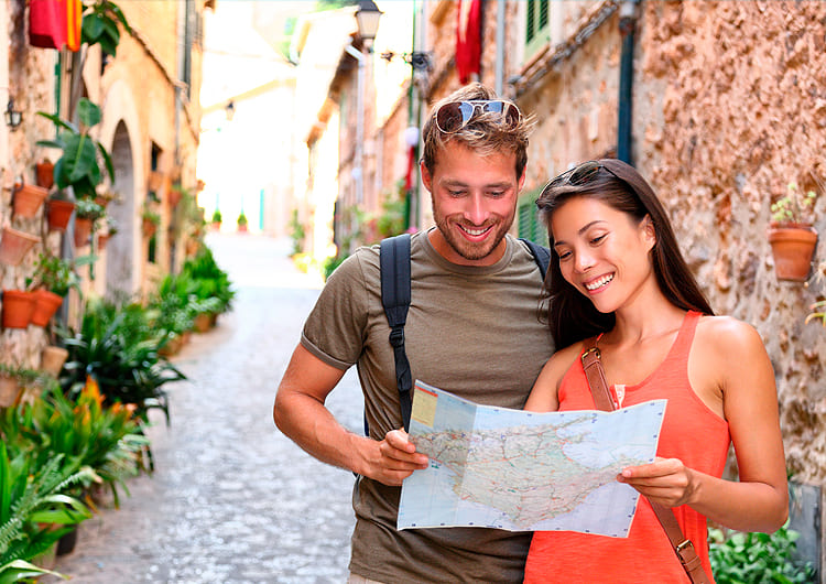 pareja mirando mapa mallorca bufete frau